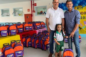 Prefeitura de Branquinha entrega kits escolares aos estudantes da rede municipal